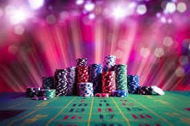 Tampilan antarmuka aplikasi mobile qq228 dengan sportsbook dan kasino